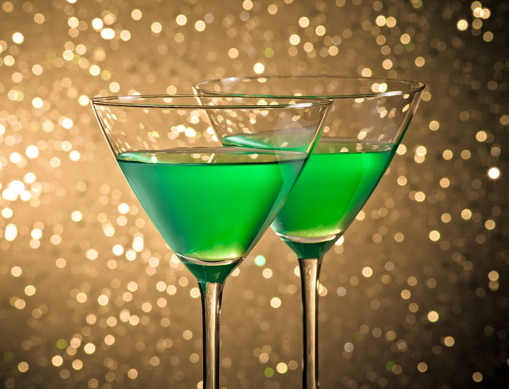 Glasses,Of,Green,Cocktail,On,Dark,Tint,Light,Bokeh,Background