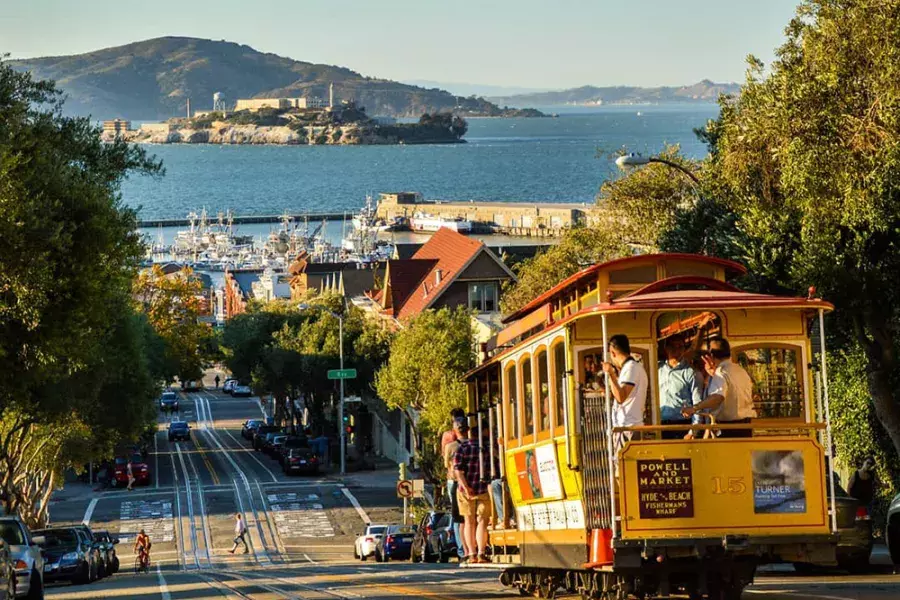cable-cars-downtown-san-francisco