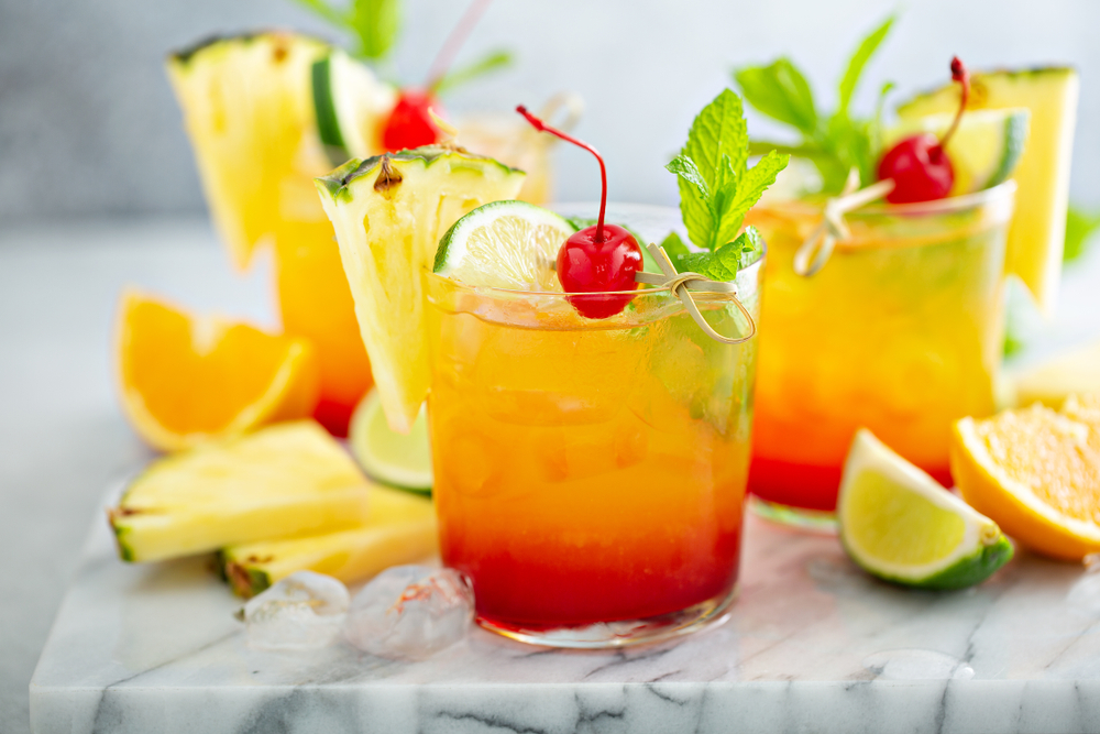 Tequila,Sunrise,Cocktail,With,Pineapple,And,Lime