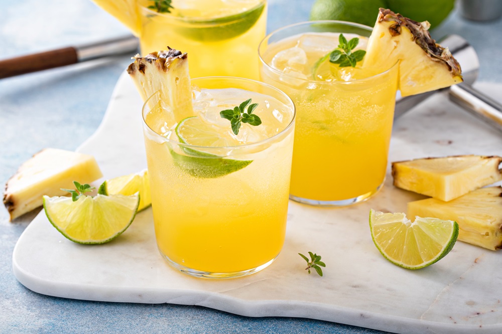 Pineapple,And,Lime,Cocktail,,Refreshing,Margarita,In,Small,Glasses