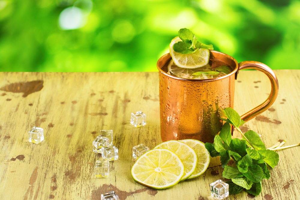 Moscow,Mule,Cocktail,With,Mint,,Lime,And,Vodka,In,Copper