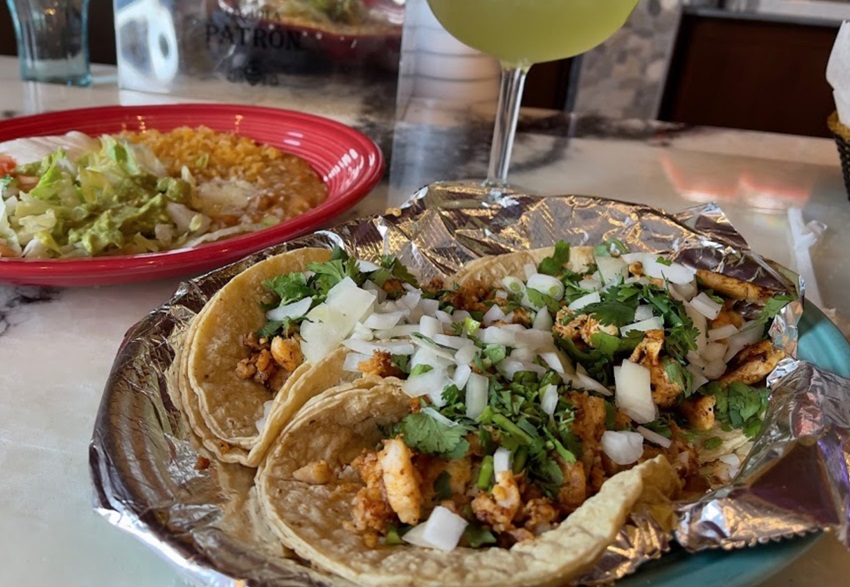 Chicken tacos and cocktail