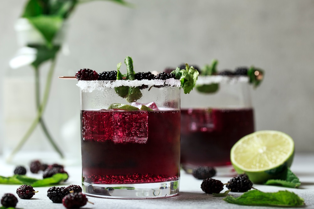 Bramble,Cocktail,With,Blackberries,And,Crashed,Ice