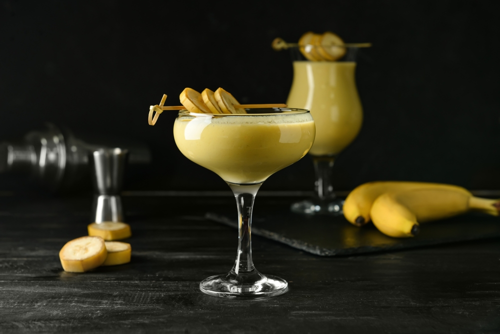 Glasses,Of,Tasty,Banana,Daiquiri,Cocktail,On,Wooden,Table