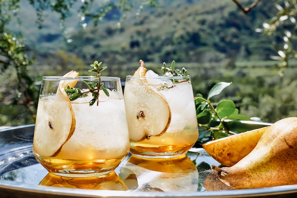 Fresh,And,Healthy,Cocktail,Or,Mocktail,With,Pear,,Ice,And